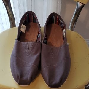 Tom's 9.5 grey flats shoes